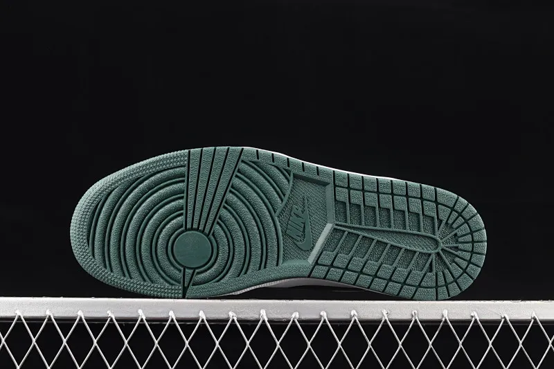 All categories Air Jordan Jordan series basketball shoes Air Jordan 1 Low G version pure original Air Jordan 1 Low AJ1 Joe 1 black and white green low-top cultural basketball shoes 553558-371